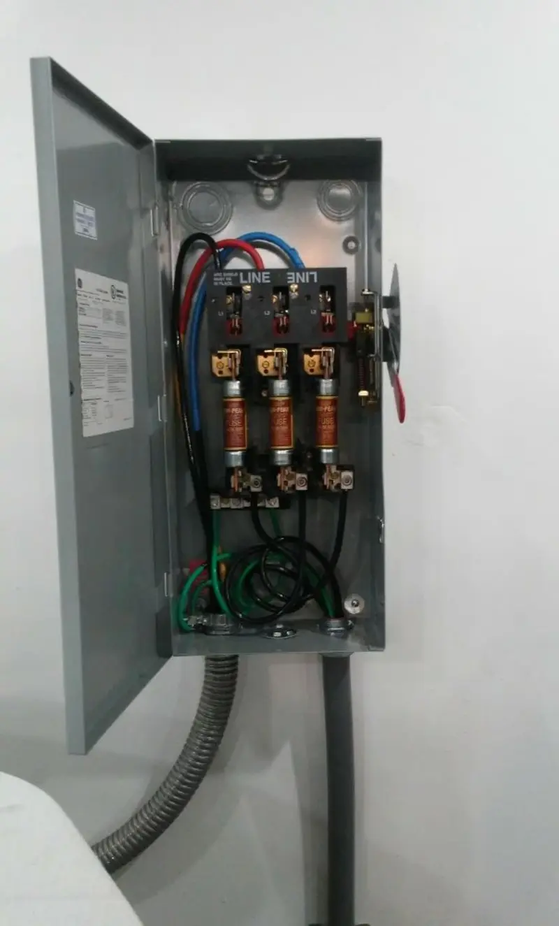 Three-phase disconnect switch installed for Smoke Detector Installation in Hondo